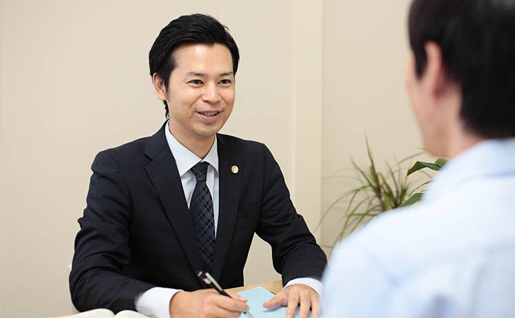 法律相談をする四元弁護士